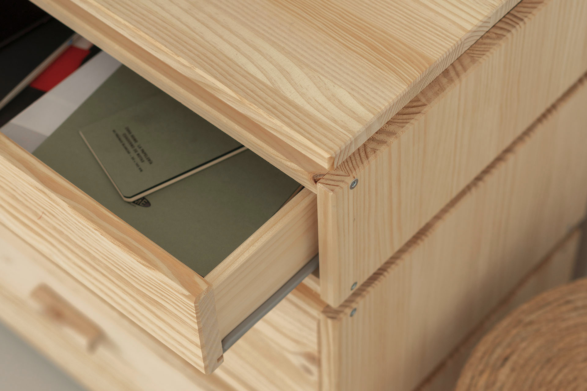 Imagen de ambiente 2 para:Aparador con cajones de madera natural